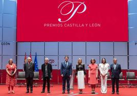 Foto de familia de los premiados con el presidente de la Junta.