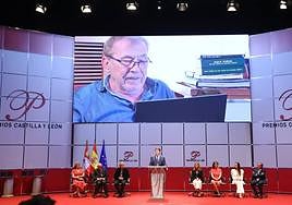 Foto de familia de los premiados con el presidente de la Junta.