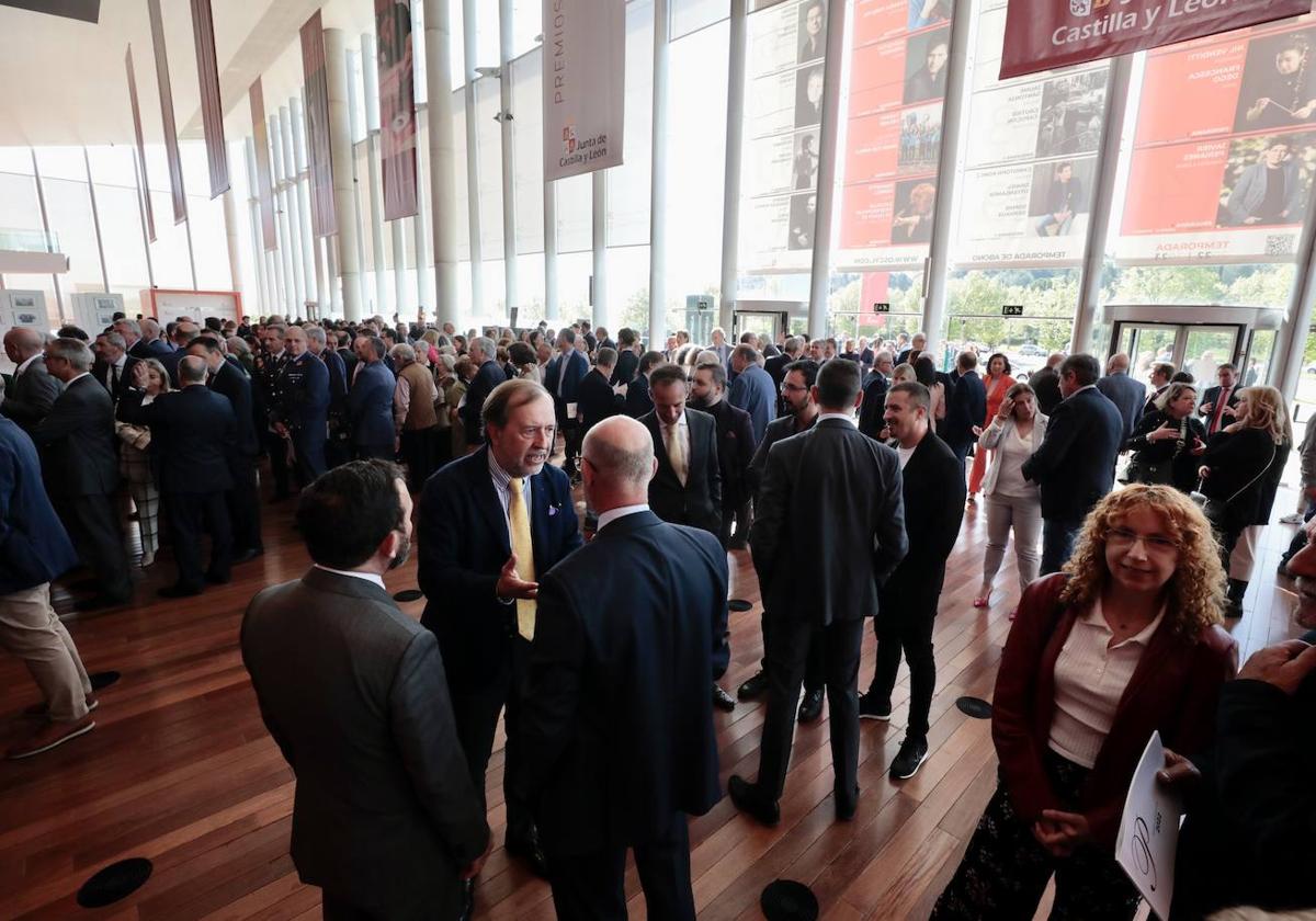 Asistentes a la entrega de los Premios Castilla y León (1 de 2)