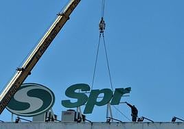 Una grúa retira en 2019 el letrero de uno de los negocios que estuvo instaurado en Equinoccio.