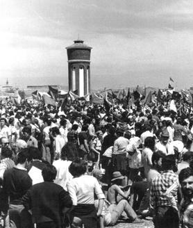 Imagen secundaria 2 - Una multitud de asistentes a los actos en la campa de Villalar de 1978./ Actuación en la campa de Villalar en los años 80./ La fiesta de Villalar a finales de los años 70. 