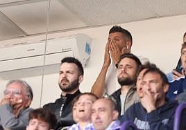 Paulo Pezzolano sigue el partido desde una cabina.