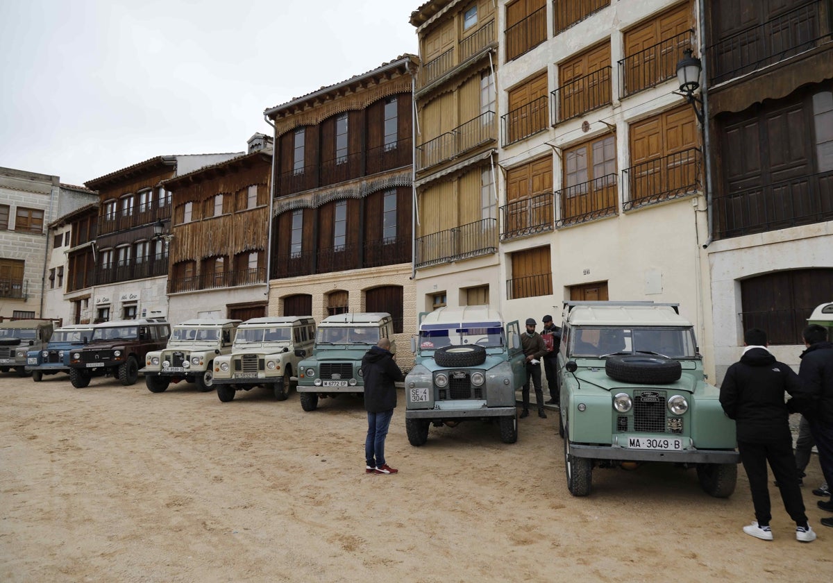 Parte de los vehículos participantes, aparcados en la plaza del Coso.