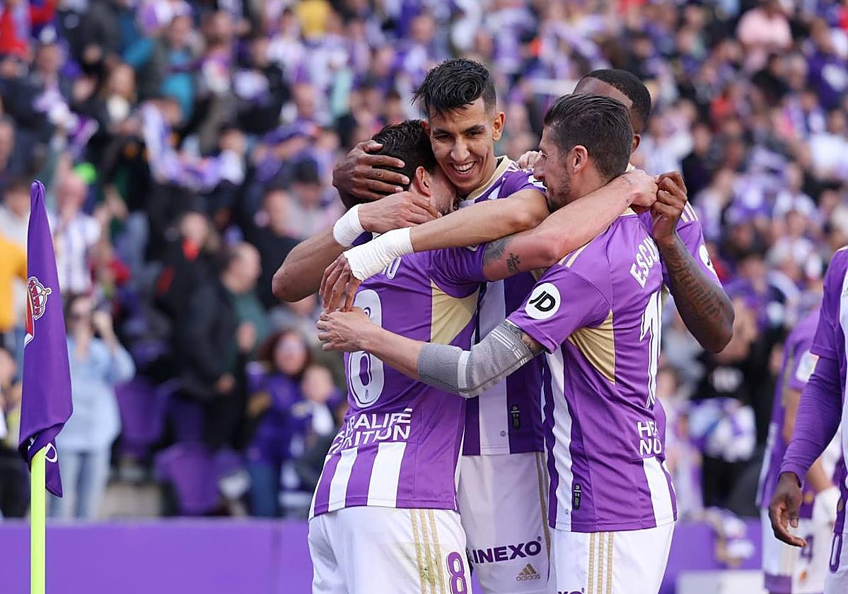 Escudero, El Yamiq y Larin felicitan a Monchu tras su gol.