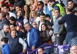 Pezzolano recibe las felicitaciones de la gente al descender por la tribuna desde la cabina.