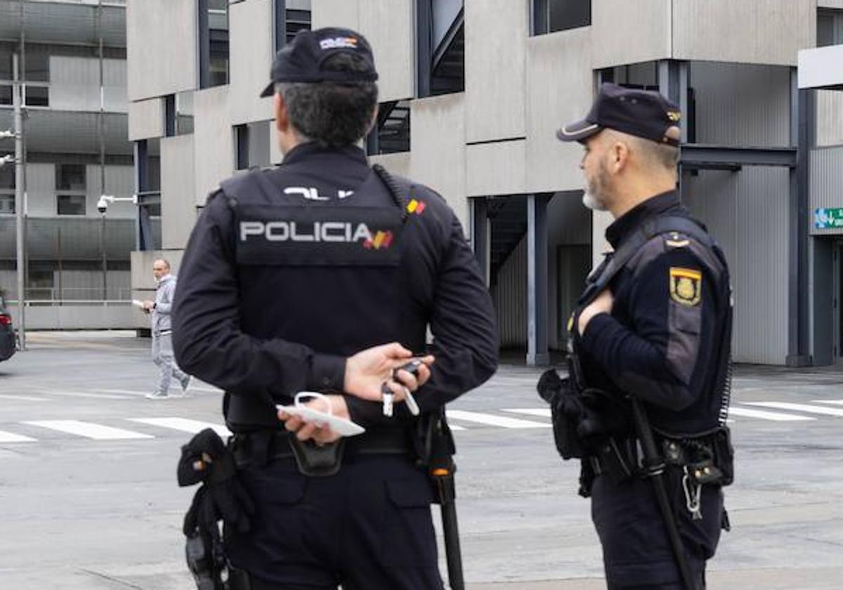 Dos policías nacionales, en Valladolid en una foto de archivo.