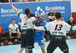 Tarcisio Freitas internta zafarse de la defensa de Antonio Bazán.