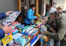 La Bocaplaza acoge este domingo los seis puestos de librerías y editoriales repletos de libros y los cuentacuentos para los más pequeños