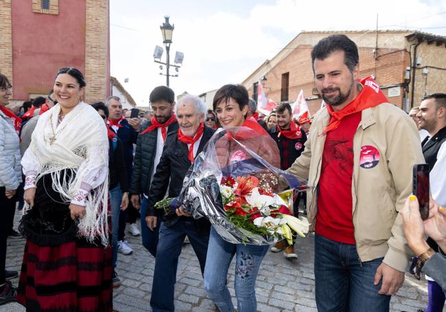 Tudanca, con la ministra portavoz y Demetrio Madrid, en la ofrenda del PSOE.