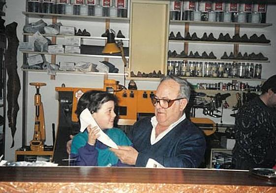 Jacinto Hernández Bendito con su nieta Rosa, que también trabajó en el comercio familiar. Al fondo, Miguel Ángel, hijo de Jacinto, quien dio continuidad a Hernández Zapateros.