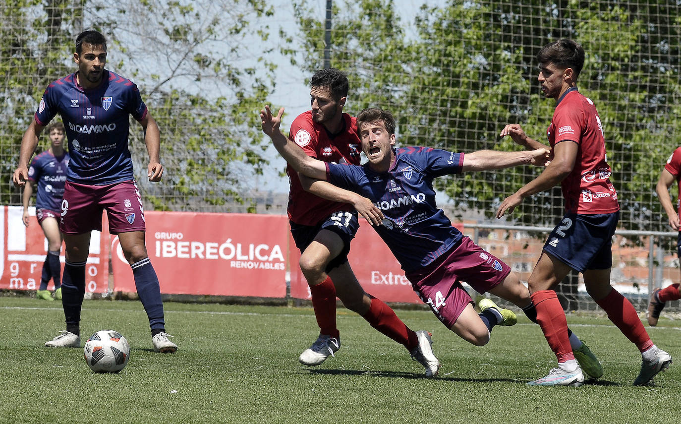 Fer Llorente cae derribado entre dos jugadores del Diocesano.