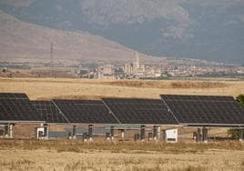 Instalación de placas fotovoltaicas en Valverde del Majano, con Segovia capital al fondo.