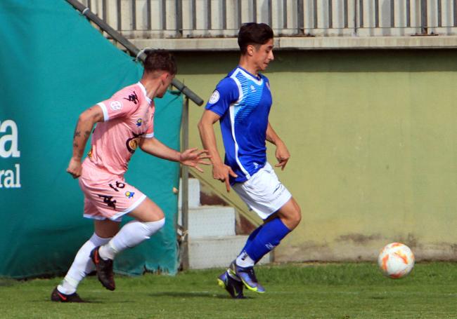 Un jugador del Unami, perseguido por un rival del Astorga.