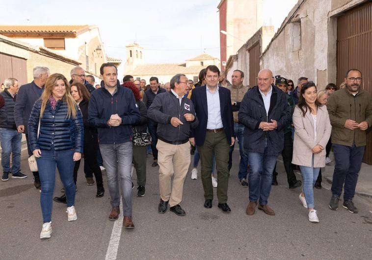 Mañueco apela al «orgullo» en un Villalar que Gallardo tilda de «macrobotellón»