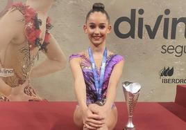 Patricia Solla posa sentada en el podio junto a su trofeo de subcampeona de España en categoría infantil.