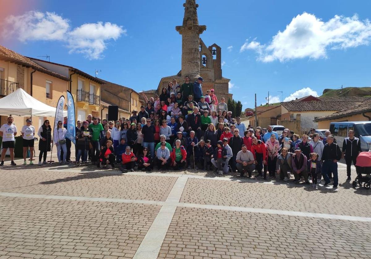 Participantes en la marcha contra el cáncer de Aguilar de Campos.