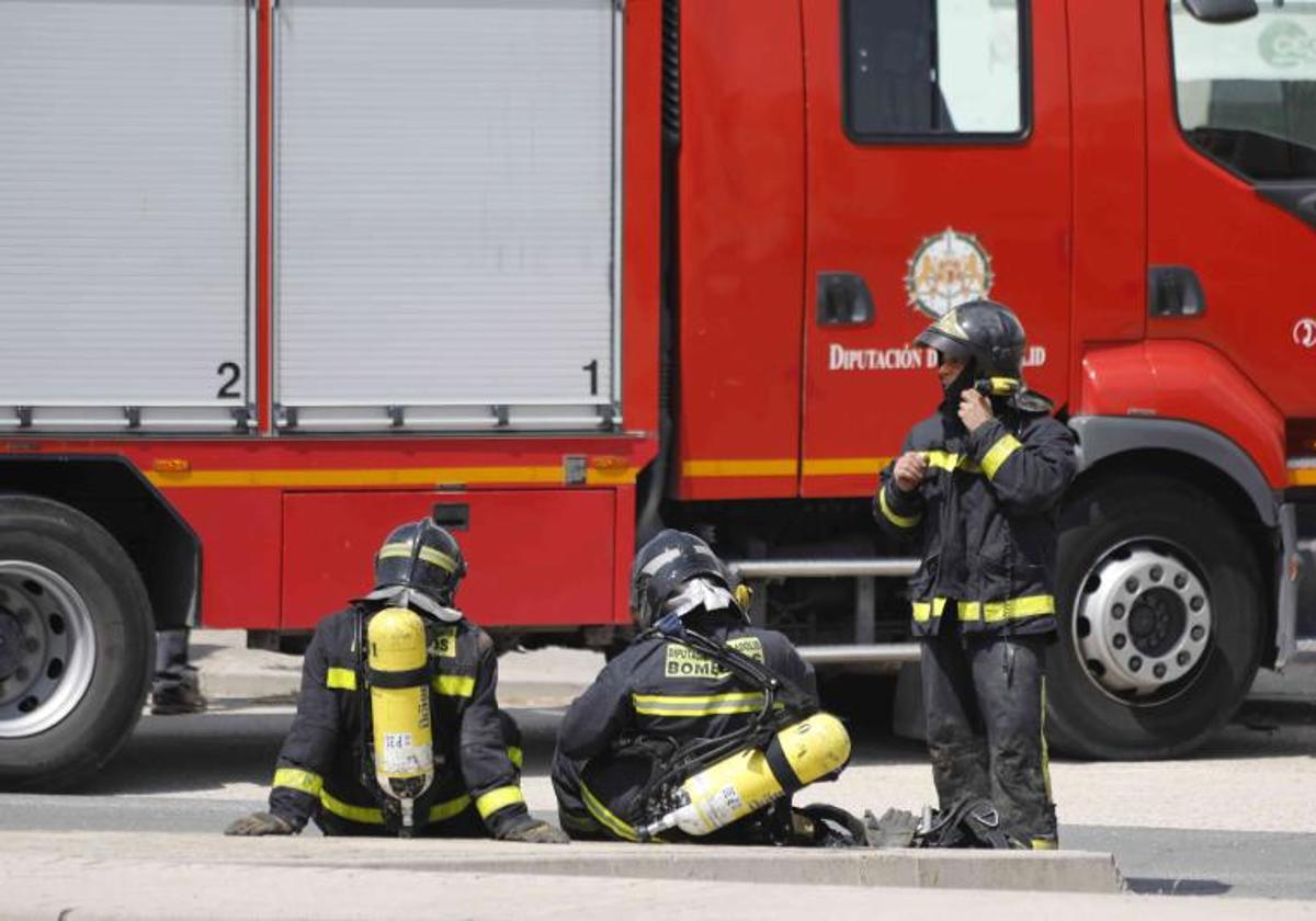 Bomberos del parque de Peñafiel tras sofocar un incendio en una nave del municipio.