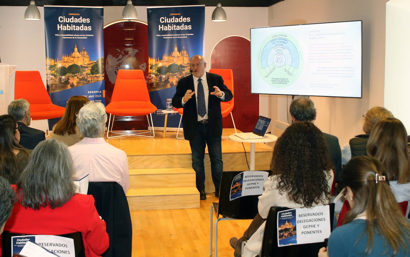 Conferencia inaugural de Juan Luis de las Rivas en las jornadas 'Ciudades habitadas' que se celebran en la Casa de la Lectura.