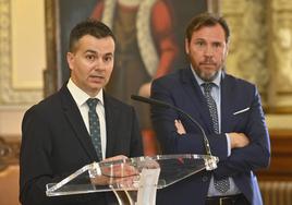 El ministro de Industria, Héctor Gómez, junto al alcalde de Valladolid, Óscar Puente, durante la rueda de prensa en el Ayuntamiento.