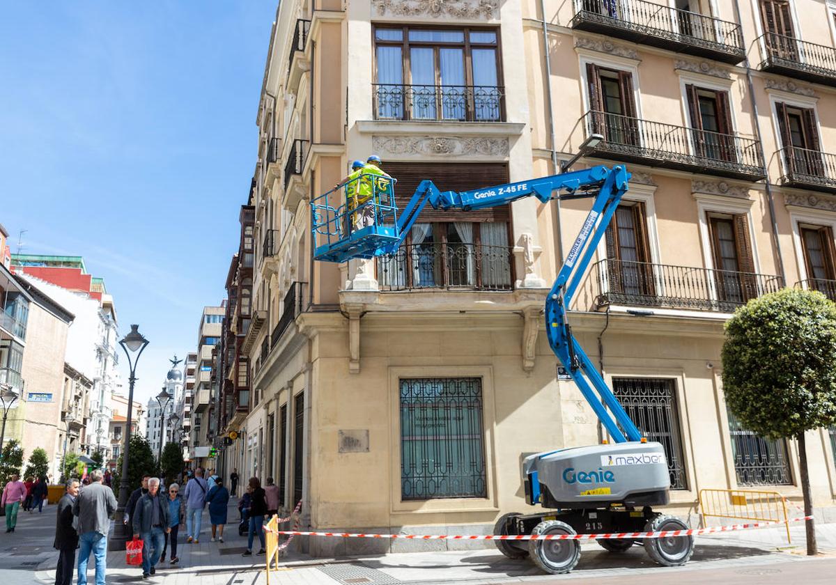 Maquinaria de obras ocupa un tramo de la calle Santiago.