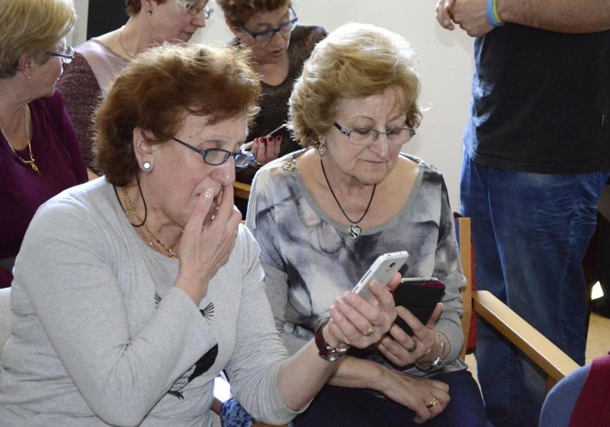 Mujeres en un curso sobre el uso de smartphones.