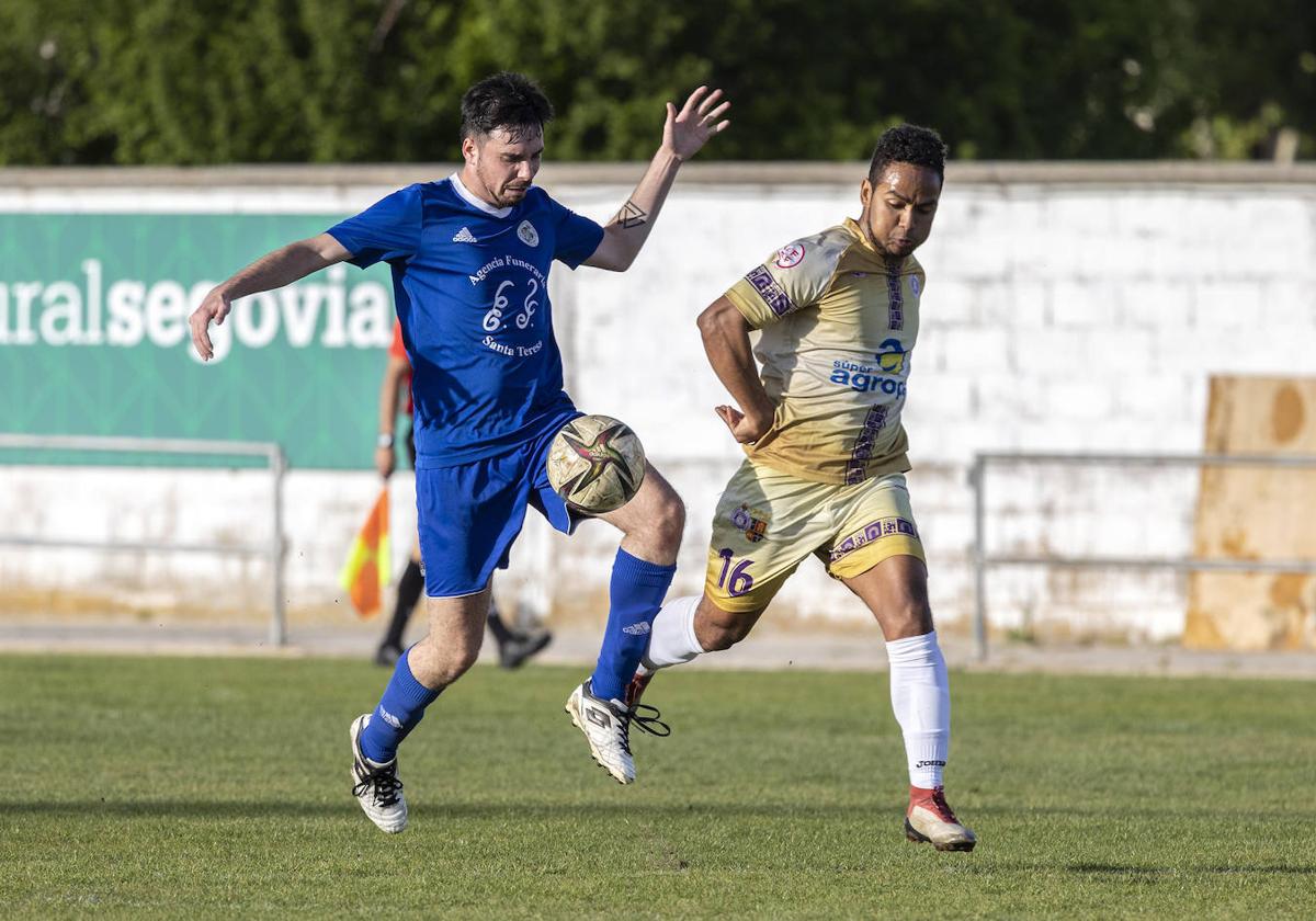 Iván conduce el balón perseguido por un jugador del Cristo Atlético B.