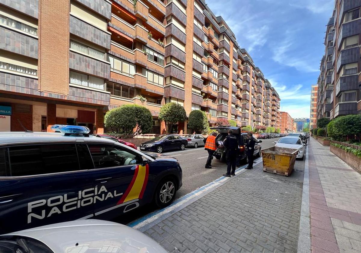 Retirada del cuerpo en la calle Domingo Martínez.