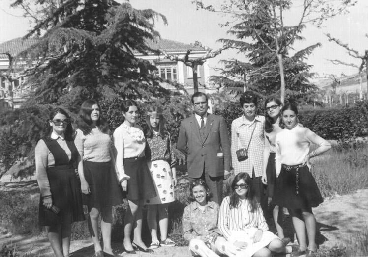 Imagen principal - Arriba, en 1969, las alumnas con el consejero. Abajo, un día en el colegio en 1972 e instalaciones del colegio abandonadas.