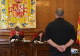 El condenado, frente al presidente de la Audiencia Provincial de Segovia este martes.