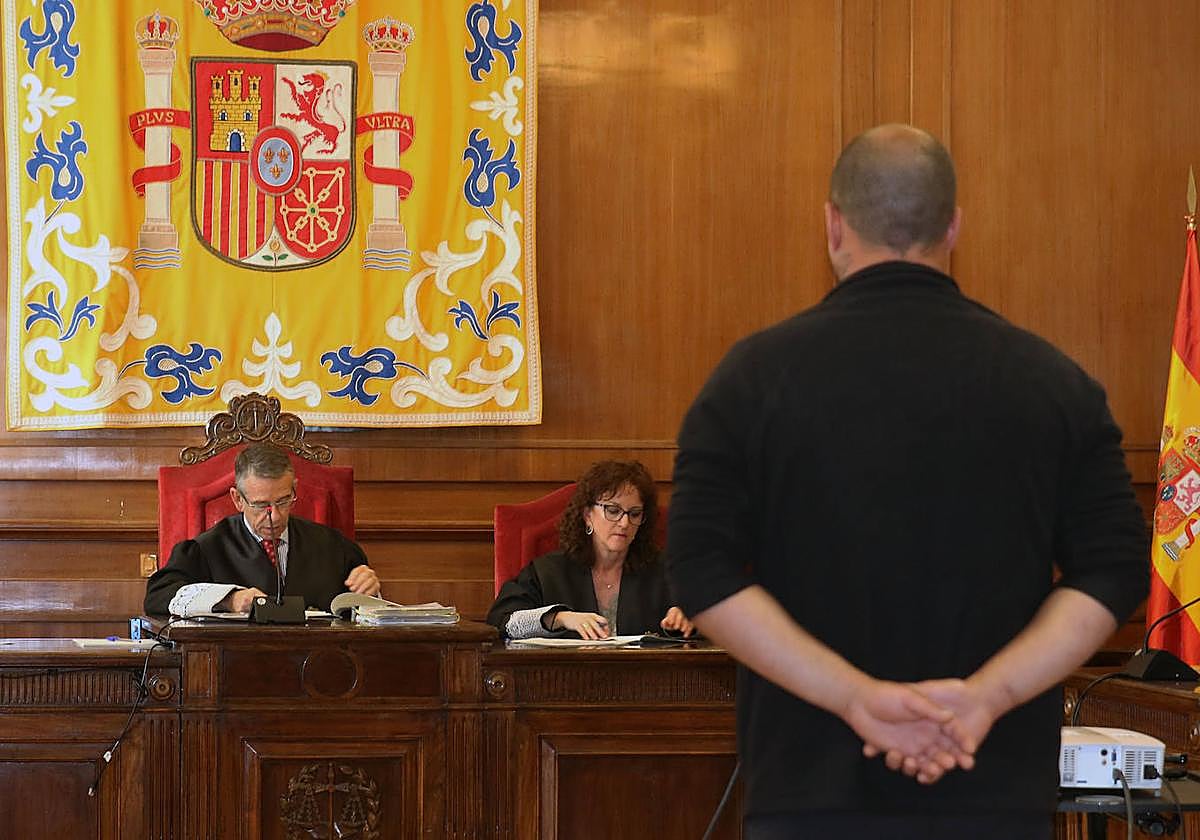 El condenado, frente al presidente de la Audiencia Provincial de Segovia este martes.