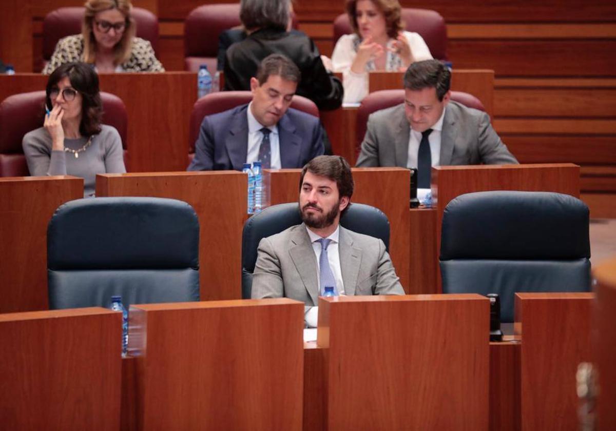 Escaño vacíos de Jesús Julio Carnero y Alfonso Fernández Mañueco, mediada la sesión de control a la Junta.