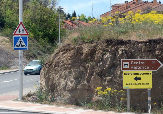 Señal de desvío en la glorieta de Melitón Martín, entre Vía Roma y San Gabriel, que también está colocada al principio de esta última calle, en la confluencia con Claret.