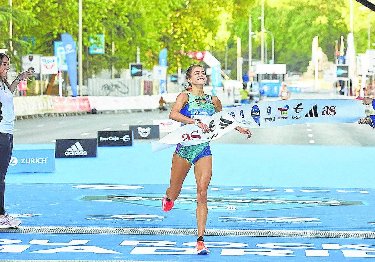 La atleta segoviana cruza la línea de meta en primera posición.