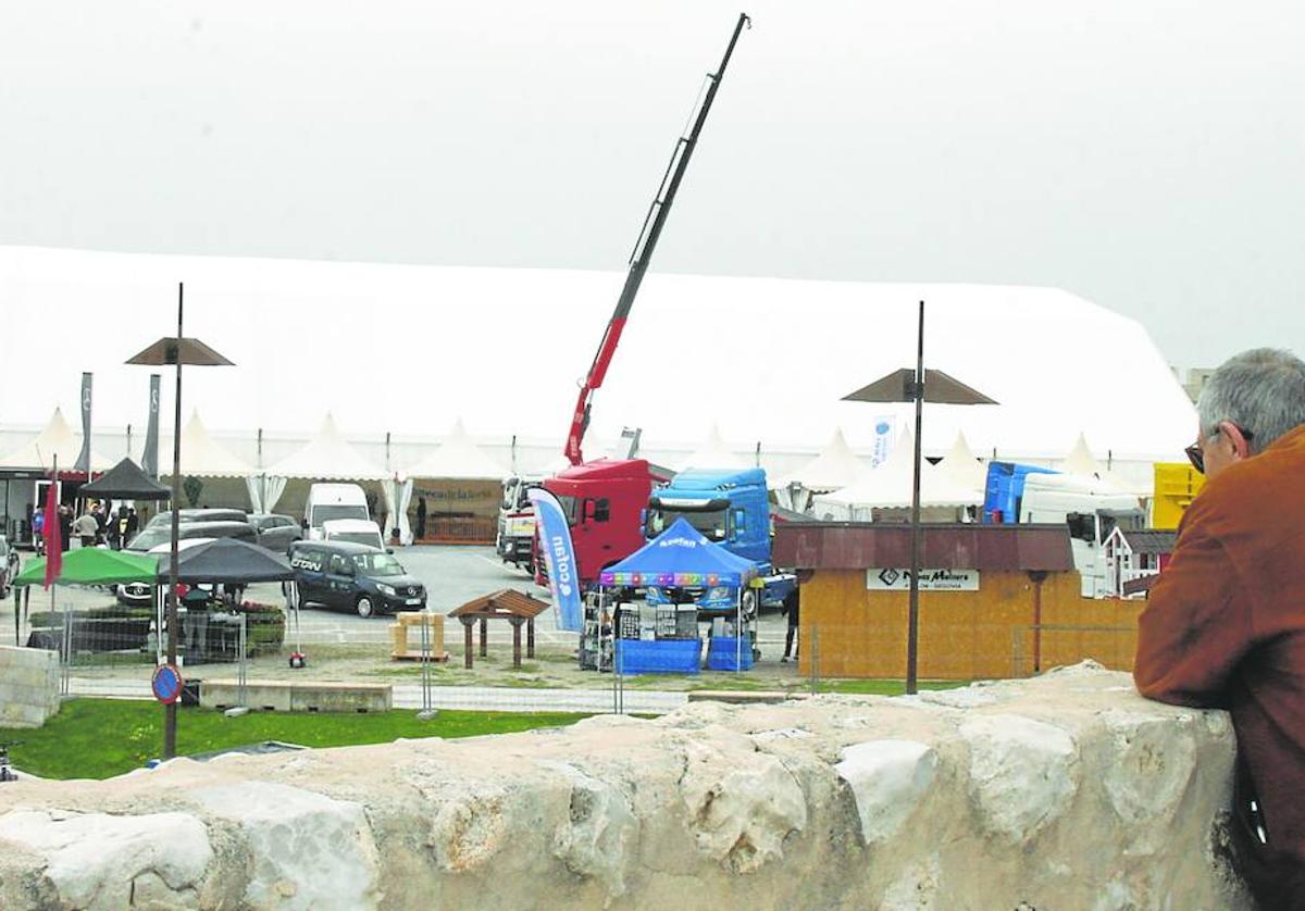 Instalación de la gran carpa que marca la imagen general de la Feria de Cuéllar.