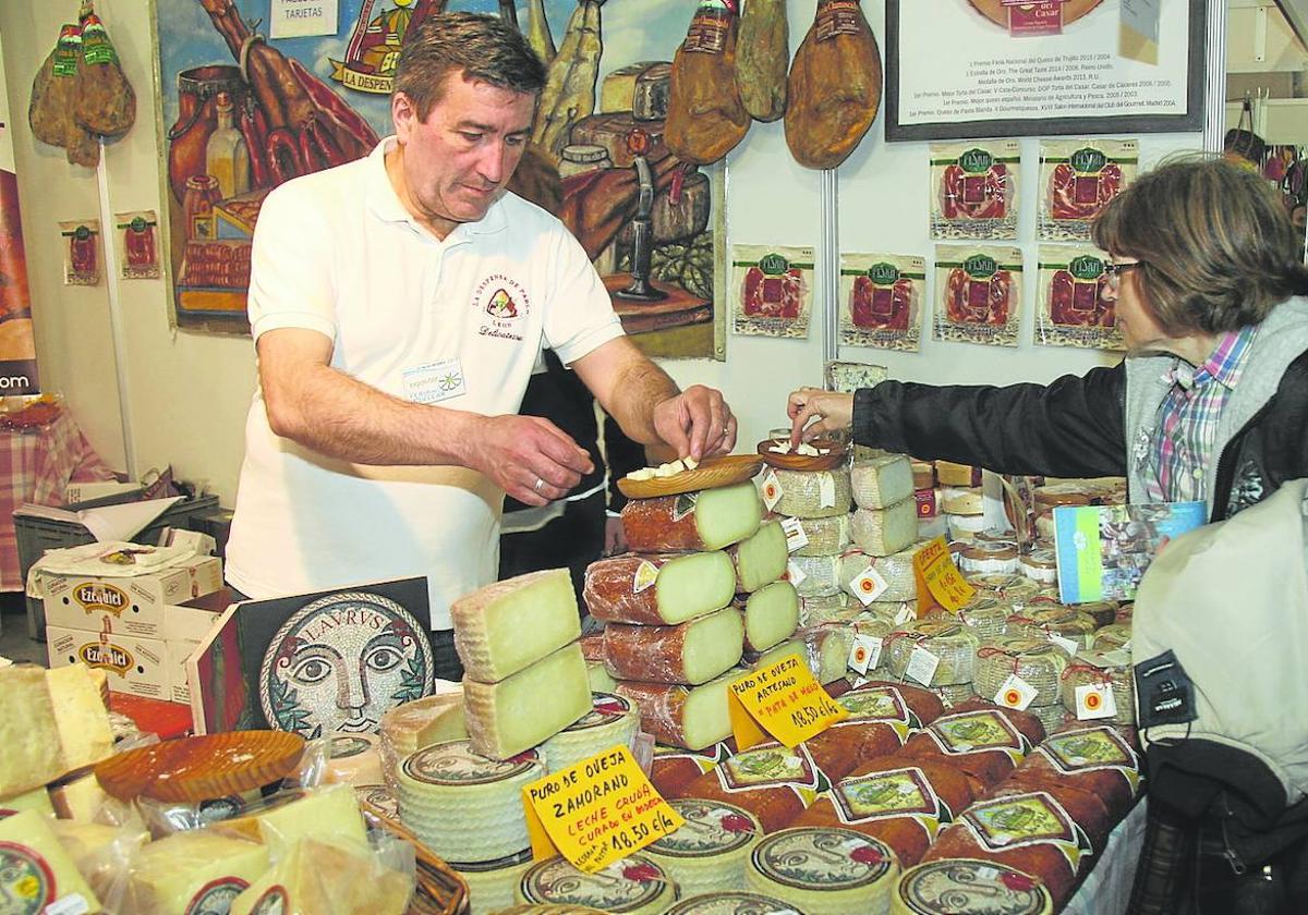 Uno de los puestos de alimentación en una anterior edición de la Feria de Cuéllar.