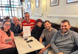 Beatriz Betegón, Víctor Enríquez, Jesús Tascón, Sandra Velasco, Diego Marqués y Pablo Trillo, en la firma de los estatutos de la asociación.