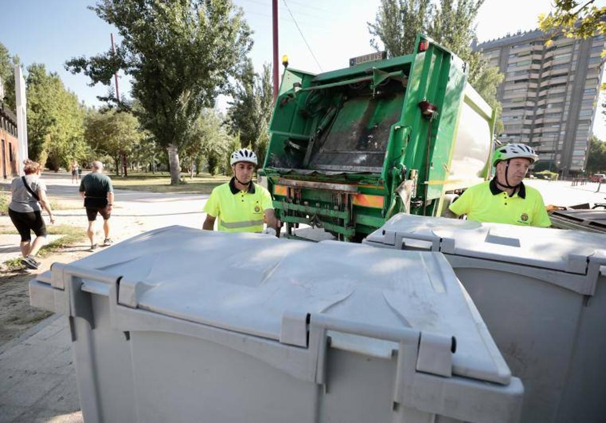 Trabajadores del servicio de limpieza del Ayuntamiento de Valladolid.