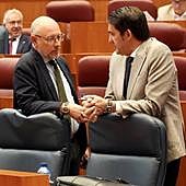 El consejero defiende que el operativo antiincendios es «eficiente» entre críticas de la oposición