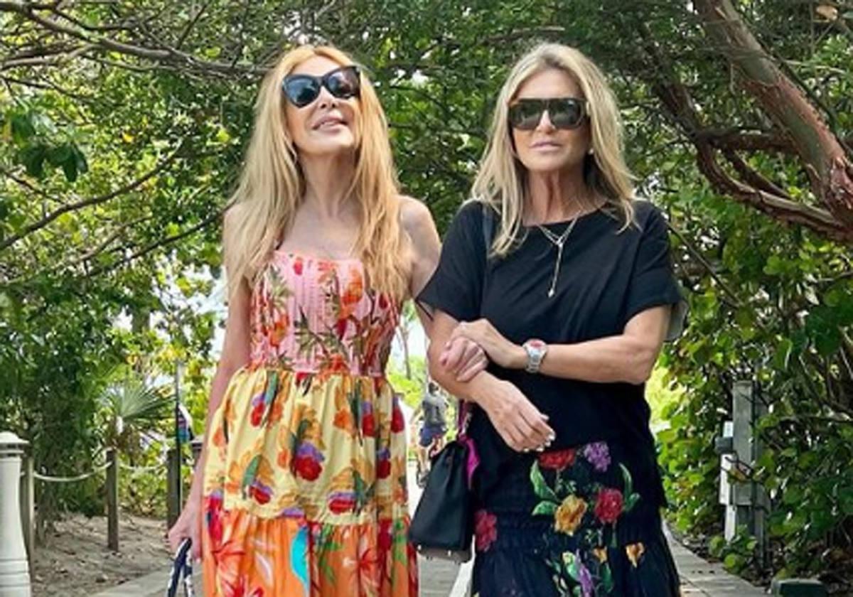 Ana Obregón paseando con su amiga Susana Uribarri por las calles de Miami.