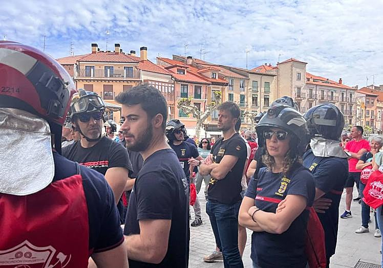 Imagen principal - Más de 200 bomberos apoyan al profesional sancionado en Aranda