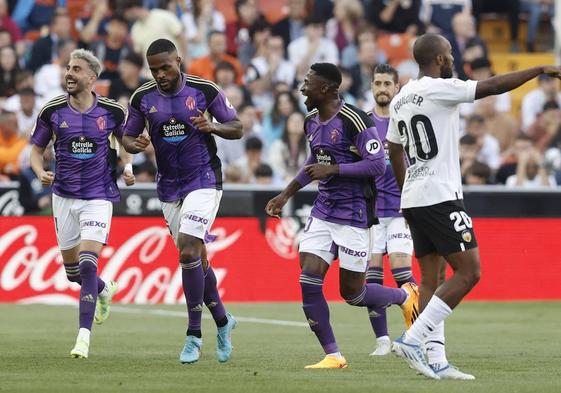 Larin celebra el tanto junto a Hongla y Kike.