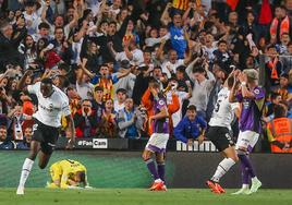 Diakhaby celebra su gol con Masip, en el suelo, lamentándose por su error.