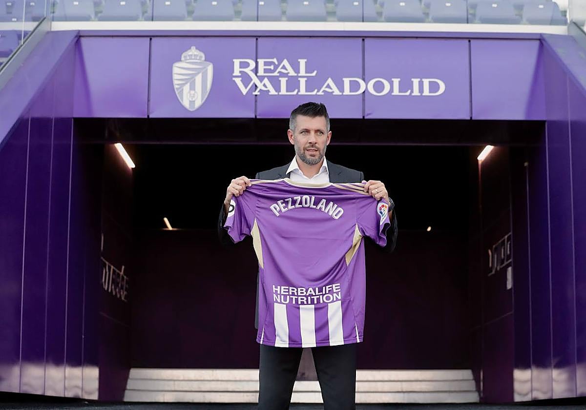 Pezzolano posa conuna camiseta del Pucela con su nombre en su presentación.