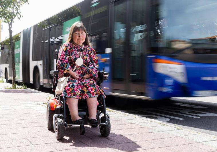 Sonia Crespo, junto a un autobús en una parada de San Pedro Regalado, en Valladolid.