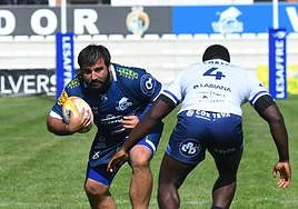 Alberto Blanco percute contra un jugador sevillano.