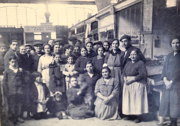 Imagen principal - Arriba, trabajadores del primer Mercado del Campillo. Abajo, Jota y Javier Gómez Castro, en su carnicería de la calle Vega Sicilia. A la derecha, Diego Briz, fundador de la salchichería primitiva.