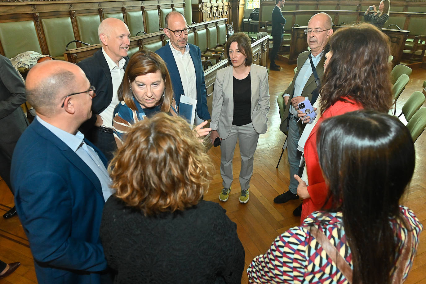 Los concejaless de los partidos de Gobierno, reunidos en el Salón de Plenos tras el sorteo. Con ellos, Martín Fernández, no adscrito, brazo en cabestrillo.