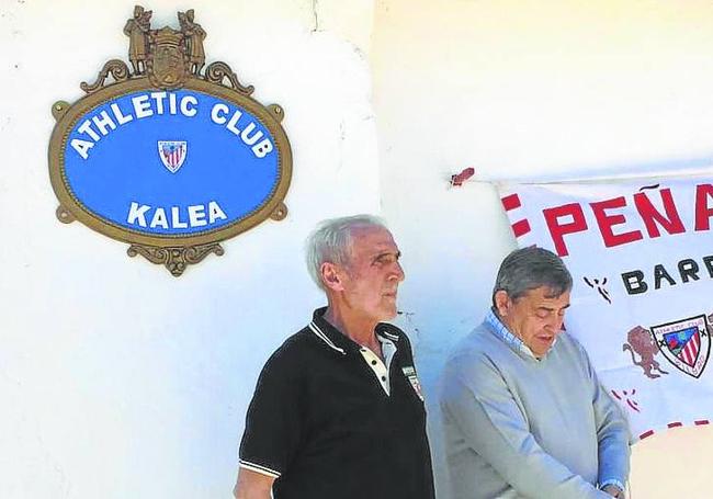 El presidente de la peña y el alcalde de Barbolla, Basilio del Olmo, el día de la inauguración de la calle Athletic Club.