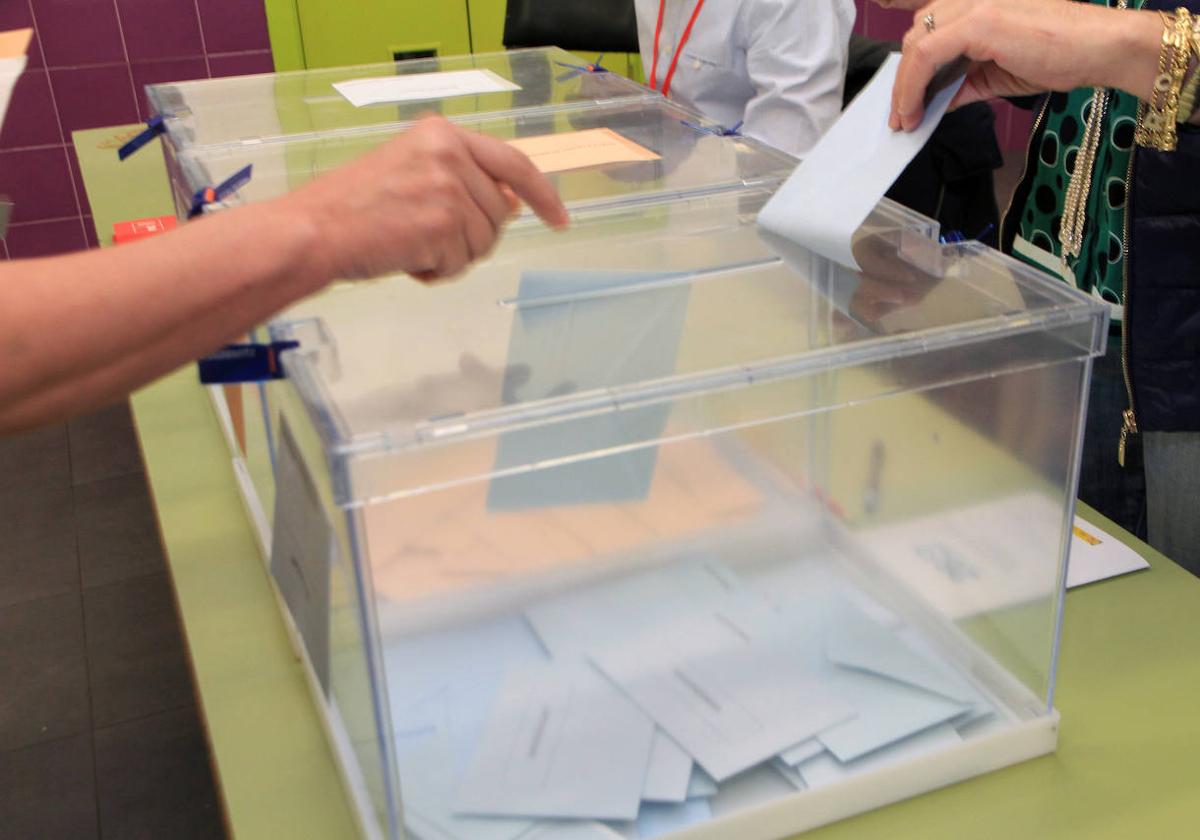 Urna instalada en una mesa electoral en las elecciones municipales de 2019.