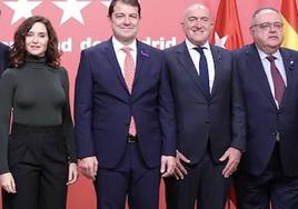 Isabel Díaz Ayuso, Alfonso Fernández Mañueco, Jesús Julio Carnero y Alejandro Vázquez, en al firma de un convenio entre Madrid y castilla y León en noviembre de 2022.